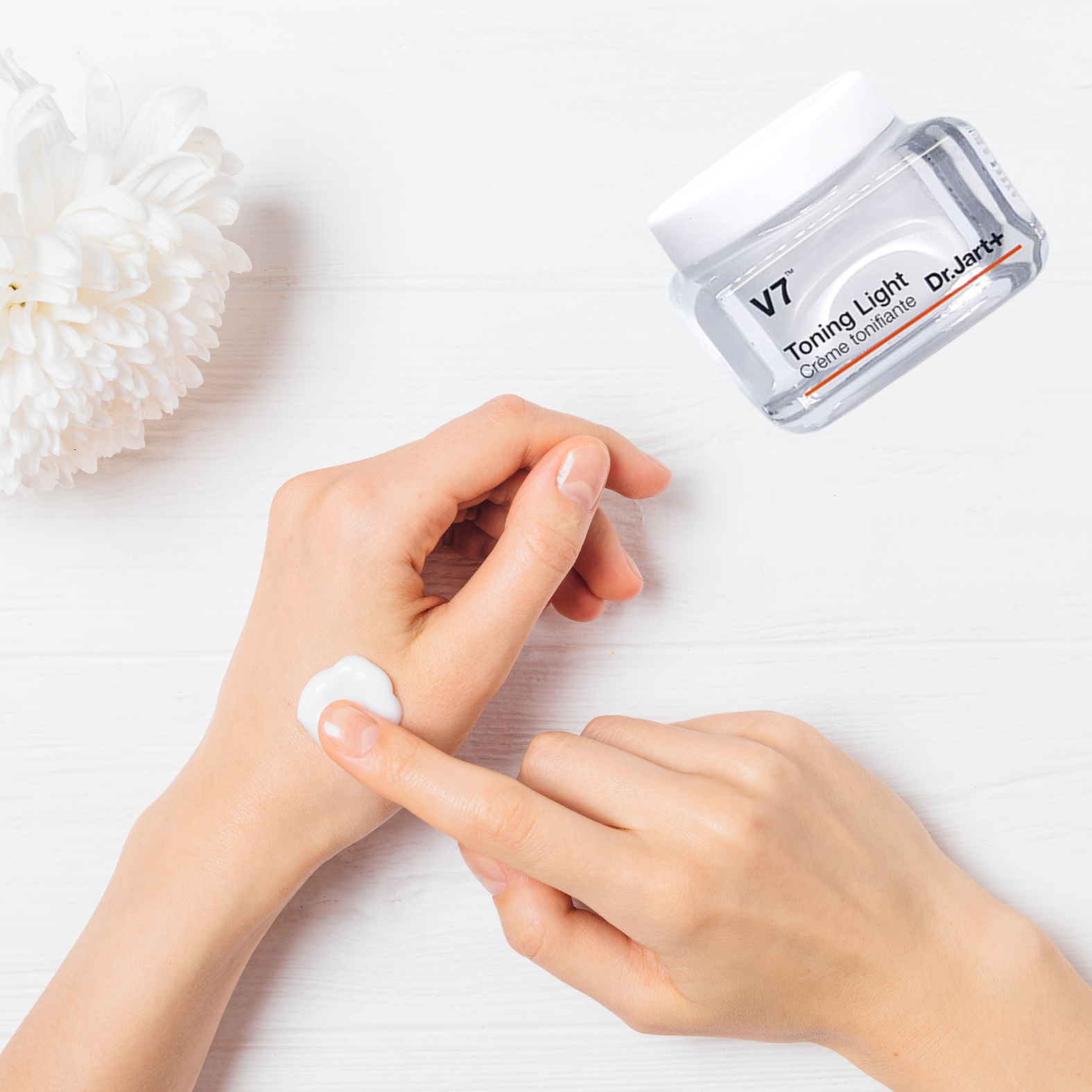 Kem dưỡng trắng da Dr.Jart+ V7 Toning Light-2